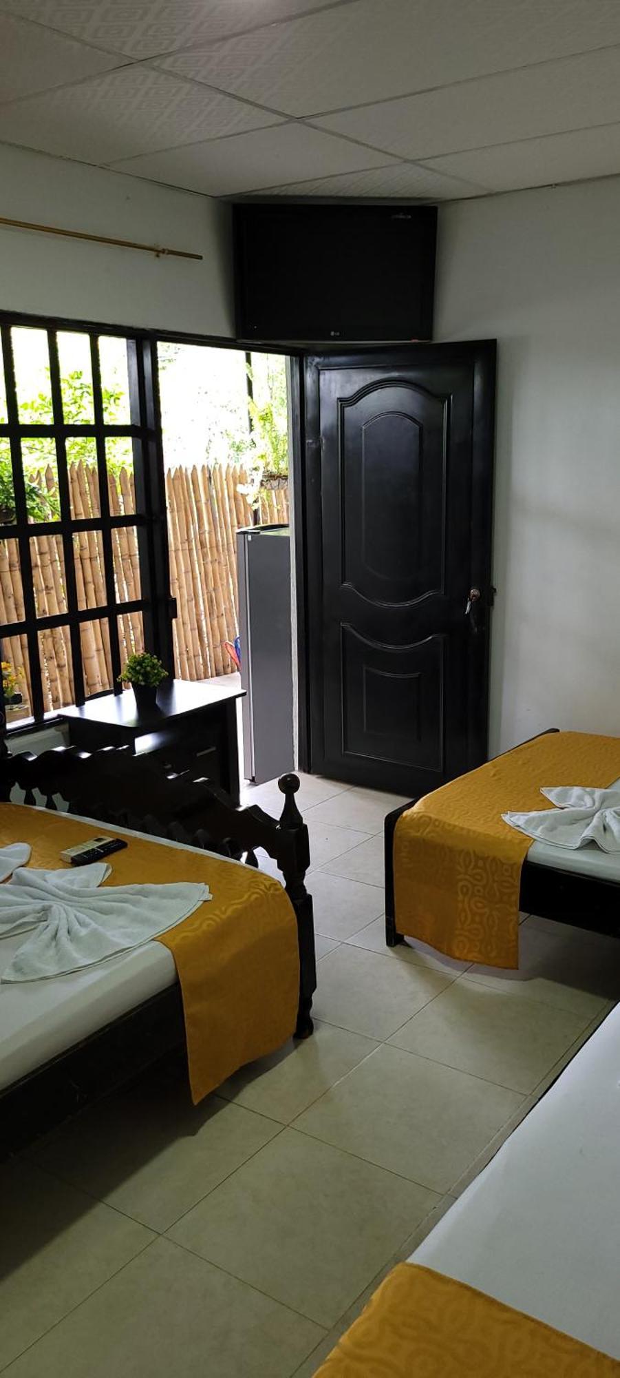 Hostal Villa Del Rio Las Brisas Villavieja Bagian luar foto