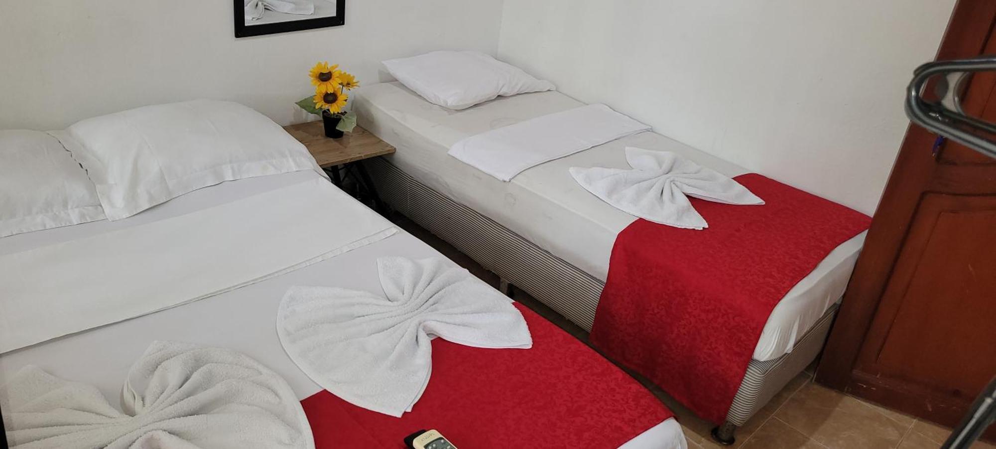 Hostal Villa Del Rio Las Brisas Villavieja Bagian luar foto